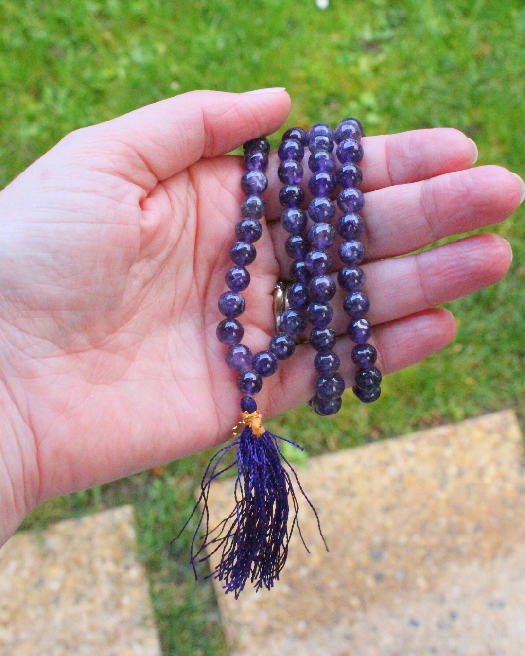 ce mala composé de 108 perles naturelles, soigneusement sélectionnées pour leur teinte violette profonde et leur énergie apaisante. Symbole de protection, de sagesse et de connexion spirituelle, l’améthyste est reconnue pour calmer l’esprit, renforcer l’intuition et favoriser une profonde paix intérieure.