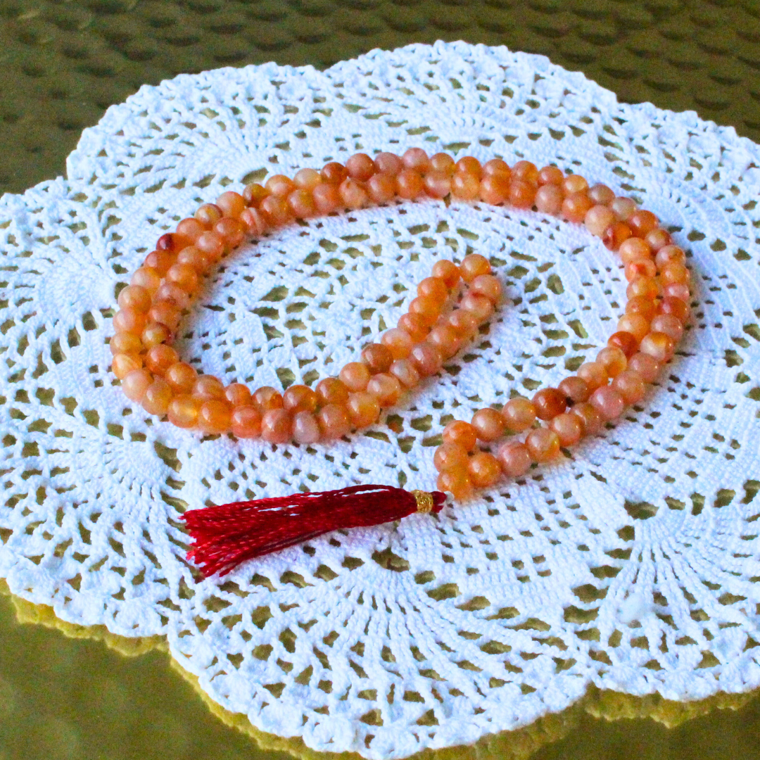 mala composé de 108 perles naturelles, soigneusement sélectionnées pour leur teinte rouge-orange ardente et leur énergie stimulante. Symbole d’ancrage, de courage et de vitalité, la cornaline est reconnue pour raviver la créativité intérieure et insuffler une force nouvelle à ceux qui la portent.