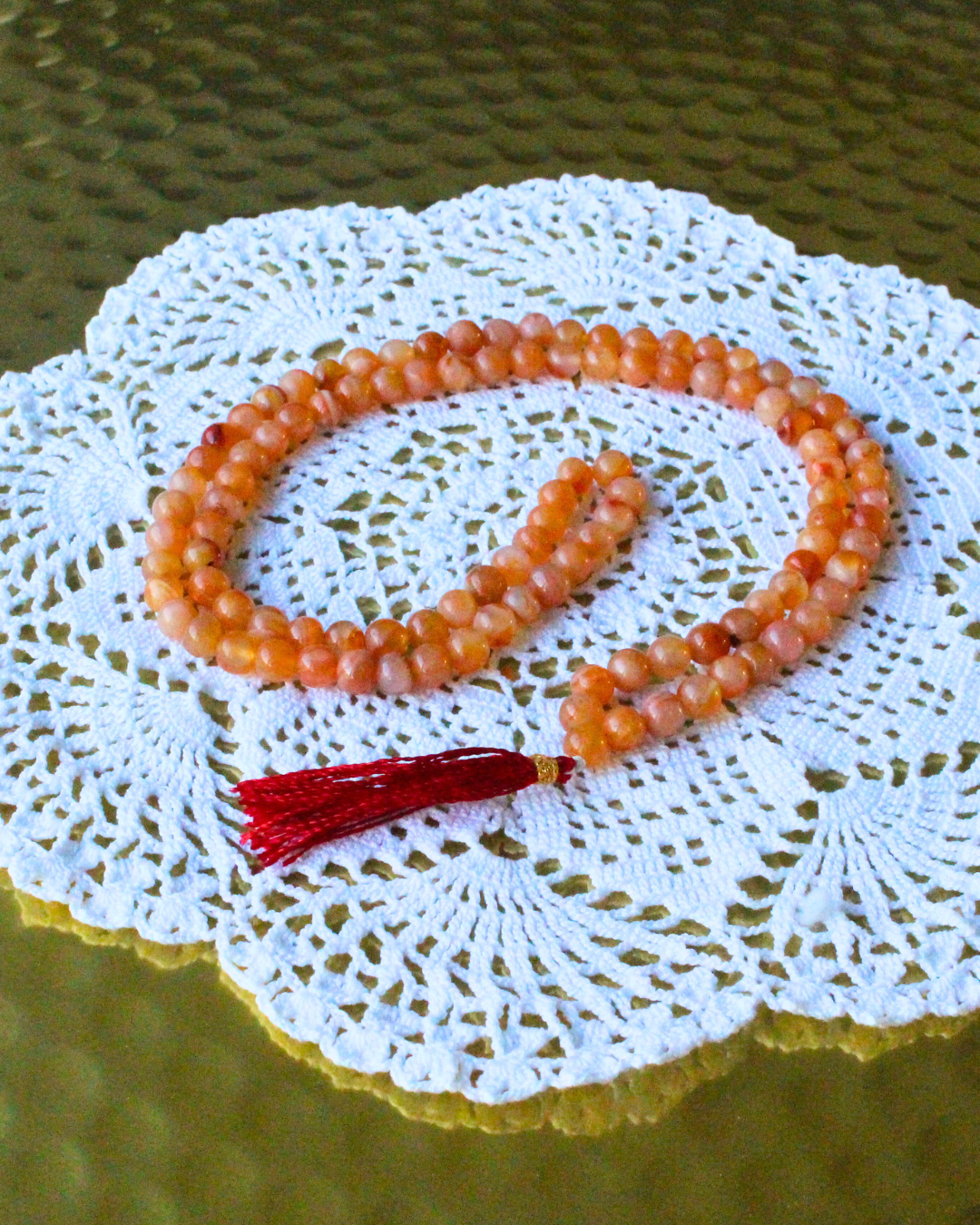 mala composé de 108 perles naturelles, soigneusement sélectionnées pour leur teinte rouge-orange ardente et leur énergie stimulante. Symbole d’ancrage, de courage et de vitalité, la cornaline est reconnue pour raviver la créativité intérieure et insuffler une force nouvelle à ceux qui la portent.