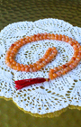 mala composé de 108 perles naturelles, soigneusement sélectionnées pour leur teinte rouge-orange ardente et leur énergie stimulante. Symbole d’ancrage, de courage et de vitalité, la cornaline est reconnue pour raviver la créativité intérieure et insuffler une force nouvelle à ceux qui la portent.