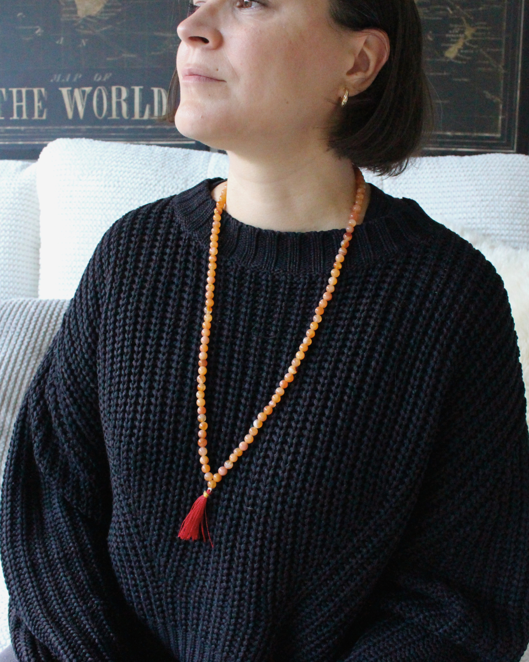 mala composé de 108 perles naturelles, soigneusement sélectionnées pour leur teinte rouge-orange ardente et leur énergie stimulante. Symbole d’ancrage, de courage et de vitalité, la cornaline est reconnue pour raviver la créativité intérieure et insuffler une force nouvelle à ceux qui la portent.
