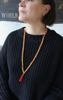 mala composé de 108 perles naturelles, soigneusement sélectionnées pour leur teinte rouge-orange ardente et leur énergie stimulante. Symbole d’ancrage, de courage et de vitalité, la cornaline est reconnue pour raviver la créativité intérieure et insuffler une force nouvelle à ceux qui la portent.