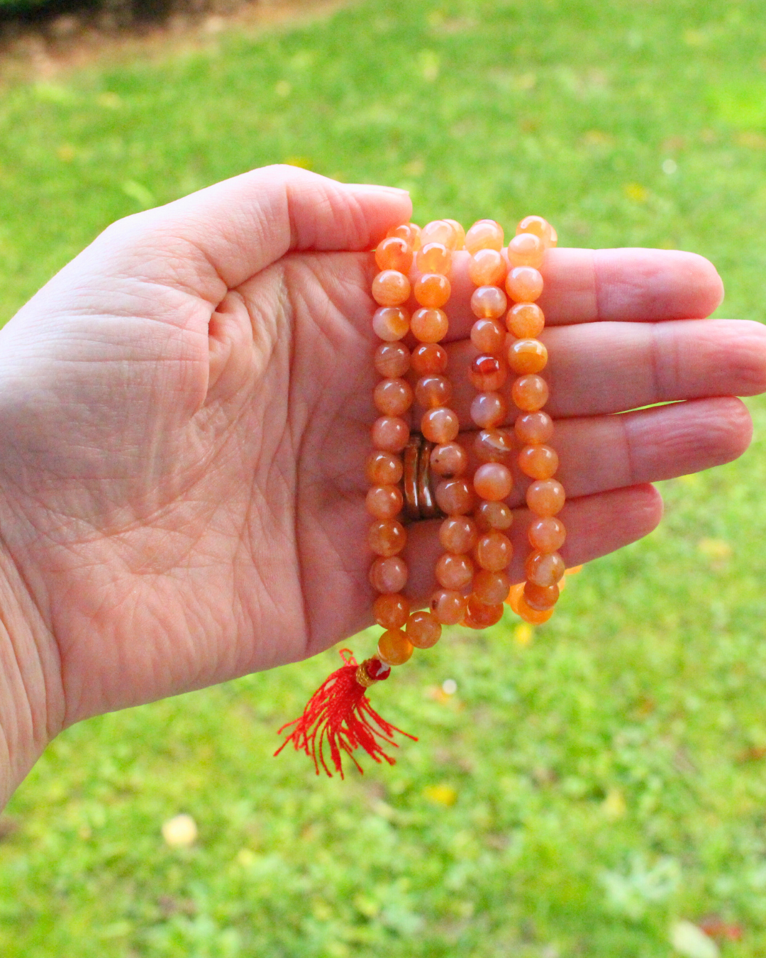 mala composé de 108 perles naturelles, soigneusement sélectionnées pour leur teinte rouge-orange ardente et leur énergie stimulante. Symbole d’ancrage, de courage et de vitalité, la cornaline est reconnue pour raviver la créativité intérieure et insuffler une force nouvelle à ceux qui la portent.