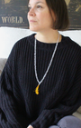 mala composé de 108 perles naturelles, soigneusement sélectionnées pour leur transparence éclatante et leur énergie de haute vibration. Symbole de clarté, d’harmonie et de purification, le cristal de roche est reconnu pour amplifier les intentions, clarifier l’esprit et équilibrer les énergies.