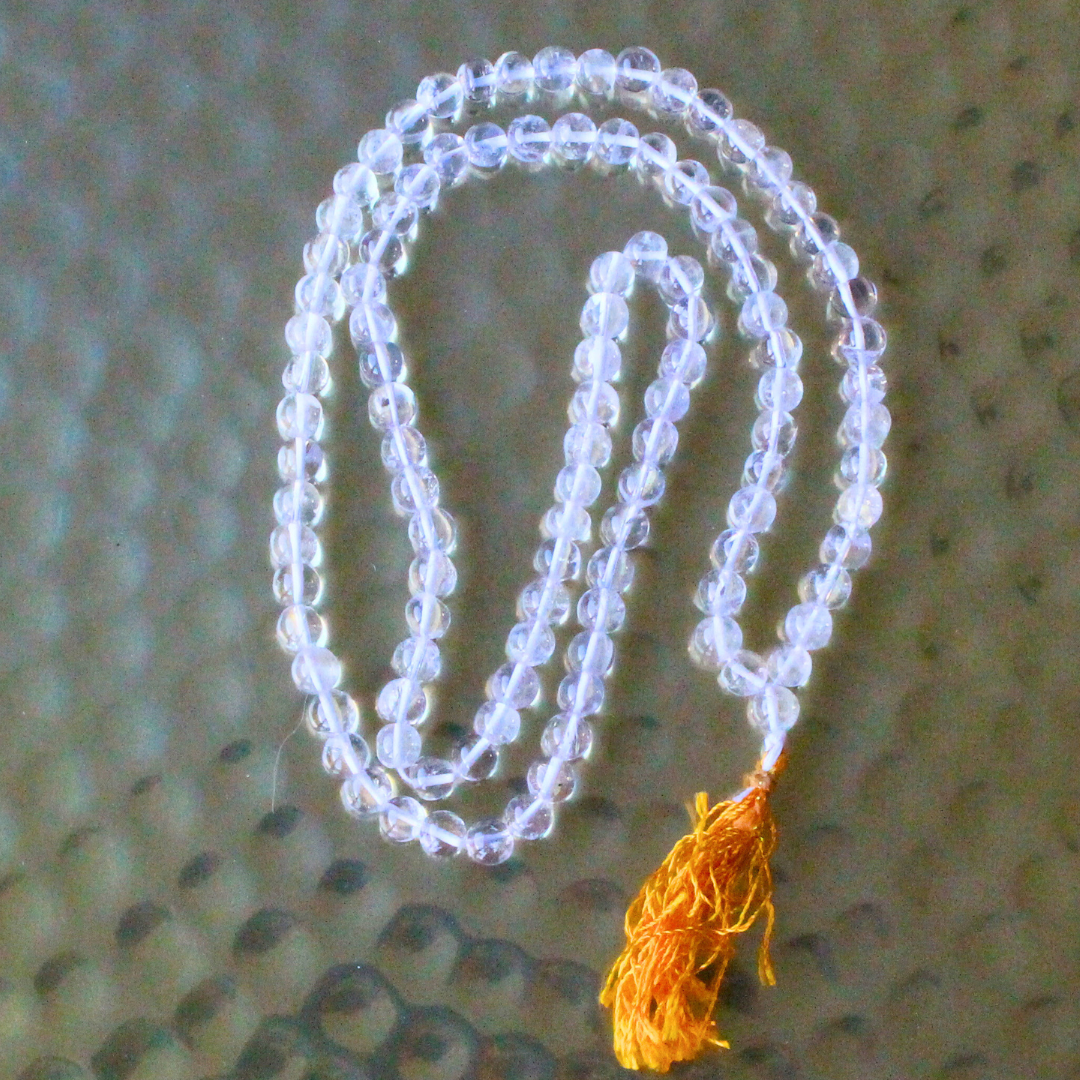 mala composé de 108 perles naturelles, soigneusement sélectionnées pour leur transparence éclatante et leur énergie de haute vibration. Symbole de clarté, d’harmonie et de purification, le cristal de roche est reconnu pour amplifier les intentions, clarifier l’esprit et équilibrer les énergies.