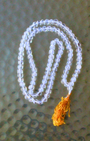 mala composé de 108 perles naturelles, soigneusement sélectionnées pour leur transparence éclatante et leur énergie de haute vibration. Symbole de clarté, d’harmonie et de purification, le cristal de roche est reconnu pour amplifier les intentions, clarifier l’esprit et équilibrer les énergies.