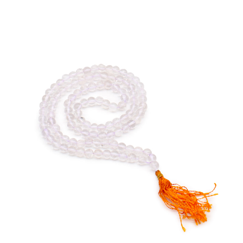mala composé de 108 perles naturelles, soigneusement sélectionnées pour leur transparence éclatante et leur énergie de haute vibration. Symbole de clarté, d’harmonie et de purification, le cristal de roche est reconnu pour amplifier les intentions, clarifier l’esprit et équilibrer les énergies.
