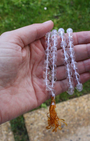 mala composé de 108 perles naturelles, soigneusement sélectionnées pour leur transparence éclatante et leur énergie de haute vibration. Symbole de clarté, d’harmonie et de purification, le cristal de roche est reconnu pour amplifier les intentions, clarifier l’esprit et équilibrer les énergies.