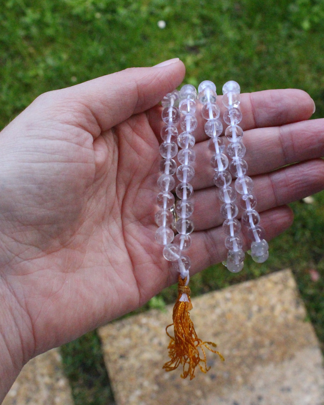mala composé de 108 perles naturelles, soigneusement sélectionnées pour leur transparence éclatante et leur énergie de haute vibration. Symbole de clarté, d’harmonie et de purification, le cristal de roche est reconnu pour amplifier les intentions, clarifier l’esprit et équilibrer les énergies.