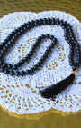ce mala composé de 108 perles naturelles, soigneusement sélectionnées pour leur teinte sombre et élégante, symbole de protection et de force intérieure. Connue pour ses propriétés d’ancrage et de stabilisation, l’agate noire aide à apaiser le mental, dissiper les énergies négatives et renforcer la sécurité intérieure.
