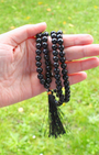 ce mala composé de 108 perles naturelles, soigneusement sélectionnées pour leur teinte sombre et élégante, symbole de protection et de force intérieure. Connue pour ses propriétés d’ancrage et de stabilisation, l’agate noire aide à apaiser le mental, dissiper les énergies négatives et renforcer la sécurité intérieure.