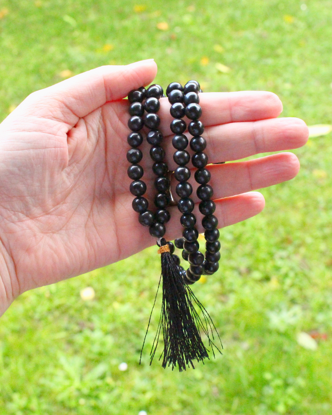 ce mala composé de 108 perles naturelles, soigneusement sélectionnées pour leur teinte sombre et élégante, symbole de protection et de force intérieure. Connue pour ses propriétés d’ancrage et de stabilisation, l’agate noire aide à apaiser le mental, dissiper les énergies négatives et renforcer la sécurité intérieure.
