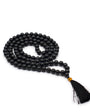 ce mala composé de 108 perles naturelles, soigneusement sélectionnées pour leur teinte sombre et élégante, symbole de protection et de force intérieure. Connue pour ses propriétés d’ancrage et de stabilisation, l’agate noire aide à apaiser le mental, dissiper les énergies négatives et renforcer la sécurité intérieure.