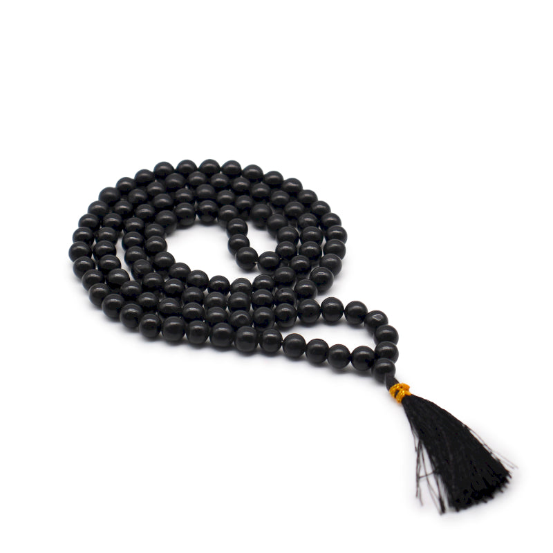 ce mala composé de 108 perles naturelles, soigneusement sélectionnées pour leur teinte sombre et élégante, symbole de protection et de force intérieure. Connue pour ses propriétés d’ancrage et de stabilisation, l’agate noire aide à apaiser le mental, dissiper les énergies négatives et renforcer la sécurité intérieure.
