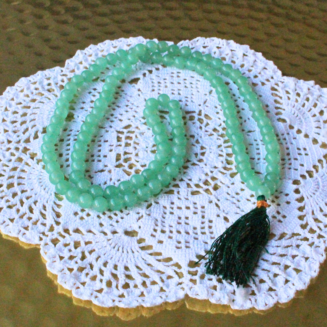 ce mala composé de 108 perles naturelles, soigneusement sélectionnées pour leur teinte verte apaisante et leurs vertus porte-bonheur. Symbole de renouveau, d’ouverture du cœur et de prospérité, l’aventurine verte est reconnue pour attirer la chance et calmer l’esprit 