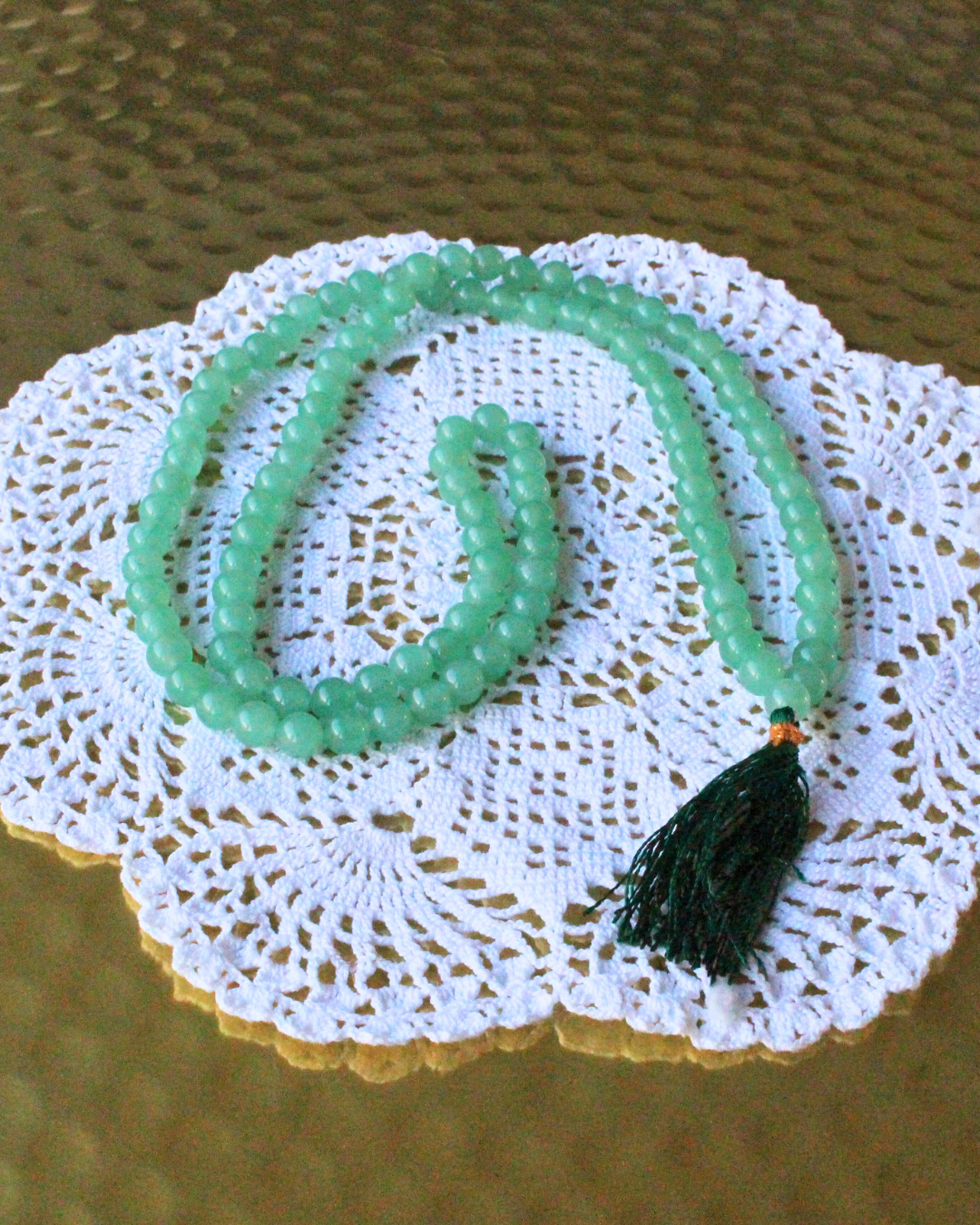 ce mala composé de 108 perles naturelles, soigneusement sélectionnées pour leur teinte verte apaisante et leurs vertus porte-bonheur. Symbole de renouveau, d’ouverture du cœur et de prospérité, l’aventurine verte est reconnue pour attirer la chance et calmer l’esprit 