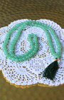 ce mala composé de 108 perles naturelles, soigneusement sélectionnées pour leur teinte verte apaisante et leurs vertus porte-bonheur. Symbole de renouveau, d’ouverture du cœur et de prospérité, l’aventurine verte est reconnue pour attirer la chance et calmer l’esprit 