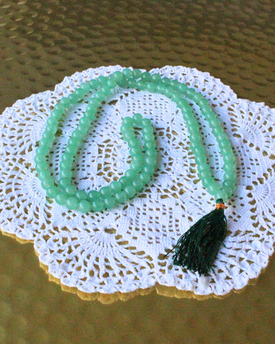 ce mala composé de 108 perles naturelles, soigneusement sélectionnées pour leur teinte verte apaisante et leurs vertus porte-bonheur. Symbole de renouveau, d’ouverture du cœur et de prospérité, l’aventurine verte est reconnue pour attirer la chance et calmer l’esprit 