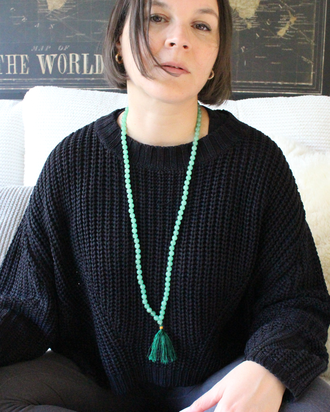 ce mala composé de 108 perles naturelles, soigneusement sélectionnées pour leur teinte verte apaisante et leurs vertus porte-bonheur. Symbole de renouveau, d’ouverture du cœur et de prospérité, l’aventurine verte est reconnue pour attirer la chance et calmer l’esprit 