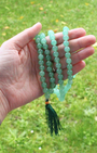 mala composé de 108 perles naturelles, soigneusement sélectionnées pour leur teinte verte apaisante et leurs vertus porte-bonheur. Symbole de renouveau, d’ouverture du cœur et de prospérité, l’aventurine verte est reconnue pour attirer la chance et calmer l’esprit 
