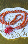 mala composé de 108 perles naturelles, soigneusement sélectionnées pour leur teinte rouge-orange ardente et leur énergie stimulante. Symbole d’ancrage, de courage et de vitalité, la cornaline est reconnue pour raviver la créativité intérieure et insuffler une force nouvelle à ceux qui la portent.