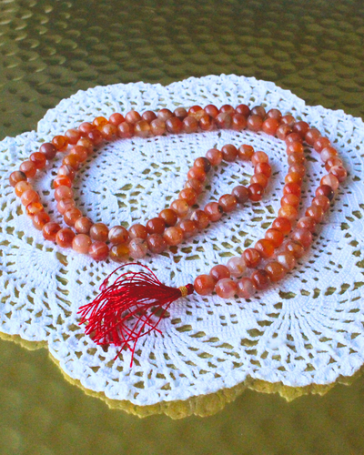 mala composé de 108 perles naturelles, soigneusement sélectionnées pour leur teinte rouge-orange ardente et leur énergie stimulante. Symbole d’ancrage, de courage et de vitalité, la cornaline est reconnue pour raviver la créativité intérieure et insuffler une force nouvelle à ceux qui la portent.