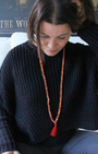 mala composé de 108 perles naturelles, soigneusement sélectionnées pour leur teinte rouge-orange ardente et leur énergie stimulante. Symbole d’ancrage, de courage et de vitalité, la cornaline est reconnue pour raviver la créativité intérieure et insuffler une force nouvelle à ceux qui la portent.