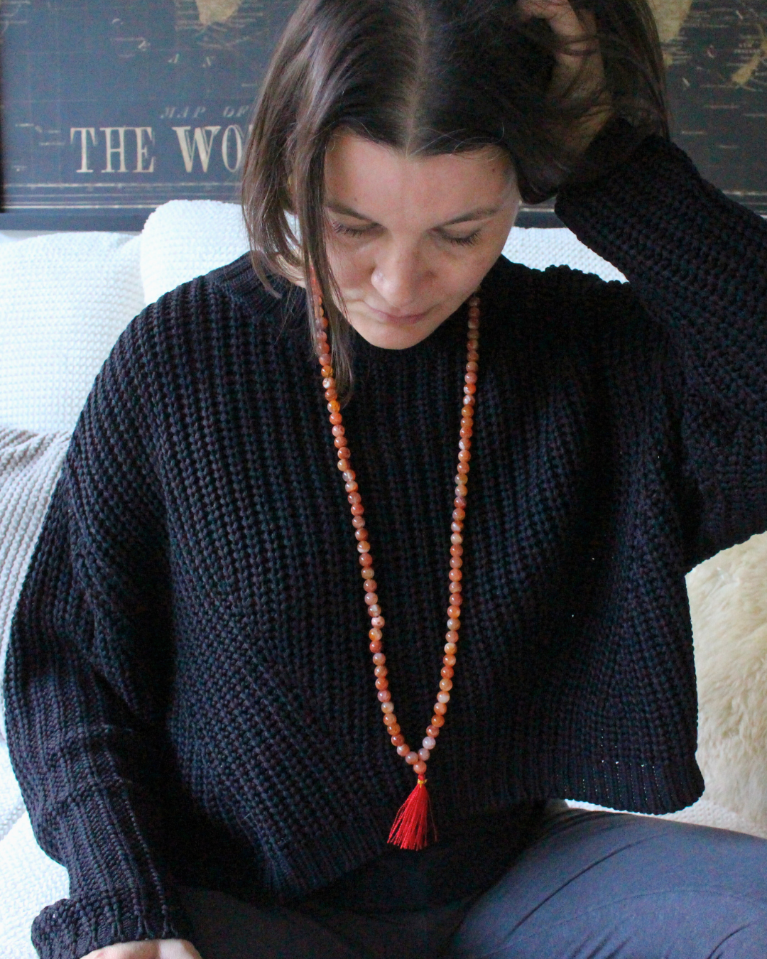 mala composé de 108 perles naturelles, soigneusement sélectionnées pour leur teinte rouge-orange ardente et leur énergie stimulante. Symbole d’ancrage, de courage et de vitalité, la cornaline est reconnue pour raviver la créativité intérieure et insuffler une force nouvelle à ceux qui la portent.