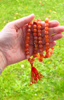  mala composé de 108 perles naturelles, soigneusement sélectionnées pour leur teinte rouge-orange ardente et leur énergie stimulante. Symbole d’ancrage, de courage et de vitalité, la cornaline est reconnue pour raviver la créativité intérieure et insuffler une force nouvelle à ceux qui la portent.