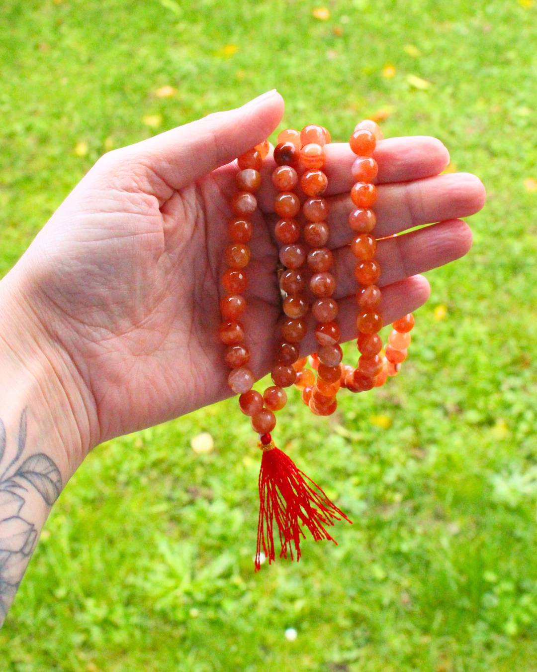  mala composé de 108 perles naturelles, soigneusement sélectionnées pour leur teinte rouge-orange ardente et leur énergie stimulante. Symbole d’ancrage, de courage et de vitalité, la cornaline est reconnue pour raviver la créativité intérieure et insuffler une force nouvelle à ceux qui la portent.