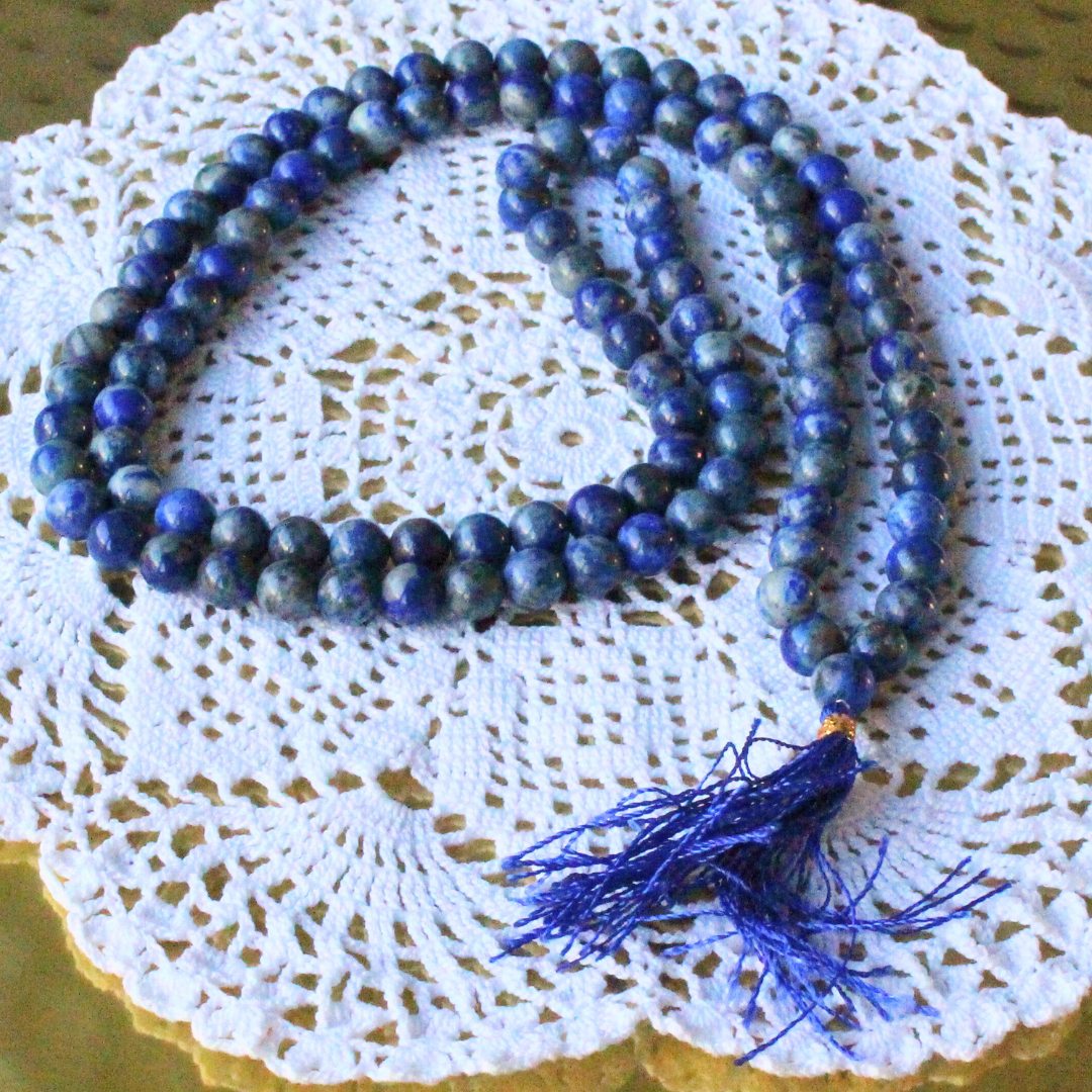 mala composé de 108 perles naturelles, soigneusement sélectionnées pour leur teinte bleu intense. Symbole de sagesse, d’intuition et de vérité intérieure, le lapis lazuli est reconnu pour favoriser la clarté mentale, stimuler la créativité et renforcer la communication