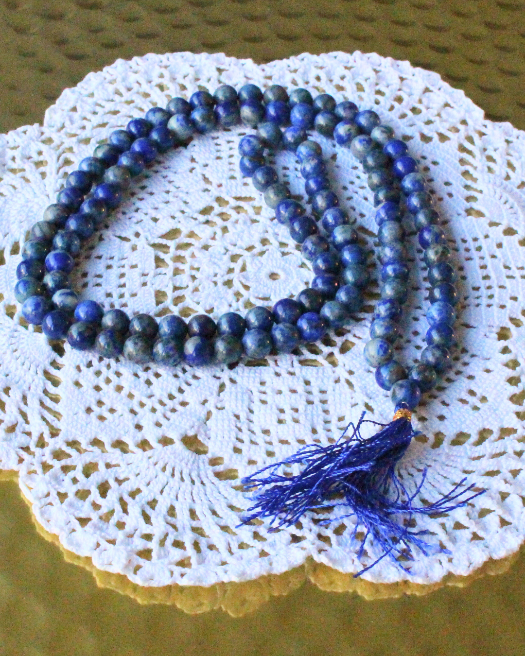 mala composé de 108 perles naturelles, soigneusement sélectionnées pour leur teinte bleu intense. Symbole de sagesse, d’intuition et de vérité intérieure, le lapis lazuli est reconnu pour favoriser la clarté mentale, stimuler la créativité et renforcer la communication