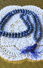 mala composé de 108 perles naturelles, soigneusement sélectionnées pour leur teinte bleu intense. Symbole de sagesse, d’intuition et de vérité intérieure, le lapis lazuli est reconnu pour favoriser la clarté mentale, stimuler la créativité et renforcer la communication