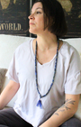 mala composé de 108 perles naturelles, soigneusement sélectionnées pour leur teinte bleu intense. Symbole de sagesse, d’intuition et de vérité intérieure, le lapis lazuli est reconnu pour favoriser la clarté mentale, stimuler la créativité et renforcer la communication