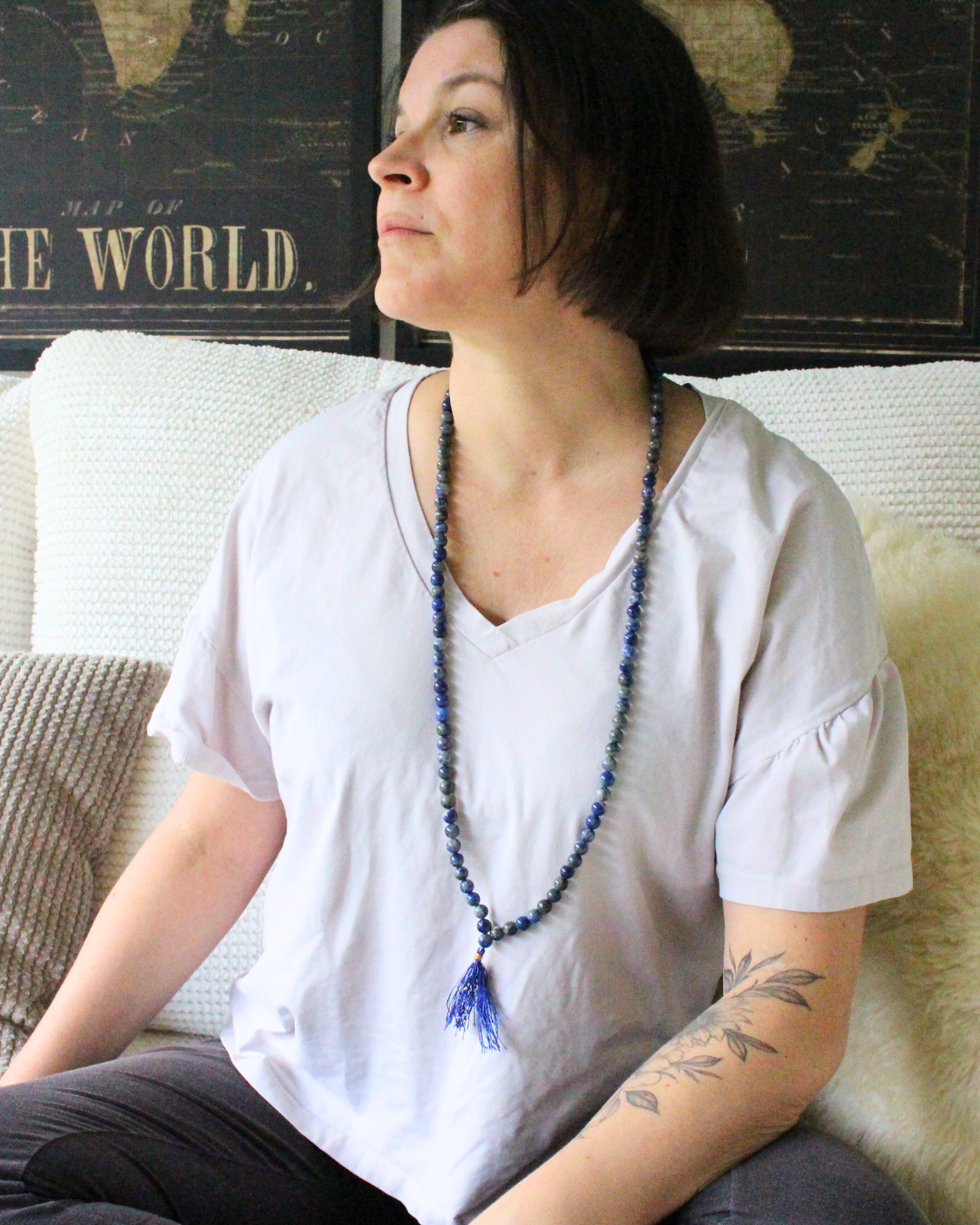 mala composé de 108 perles naturelles, soigneusement sélectionnées pour leur teinte bleu intense. Symbole de sagesse, d’intuition et de vérité intérieure, le lapis lazuli est reconnu pour favoriser la clarté mentale, stimuler la créativité et renforcer la communication