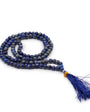 mala composé de 108 perles naturelles, soigneusement sélectionnées pour leur teinte bleu intense. Symbole de sagesse, d’intuition et de vérité intérieure, le lapis lazuli est reconnu pour favoriser la clarté mentale, stimuler la créativité et renforcer la communication.