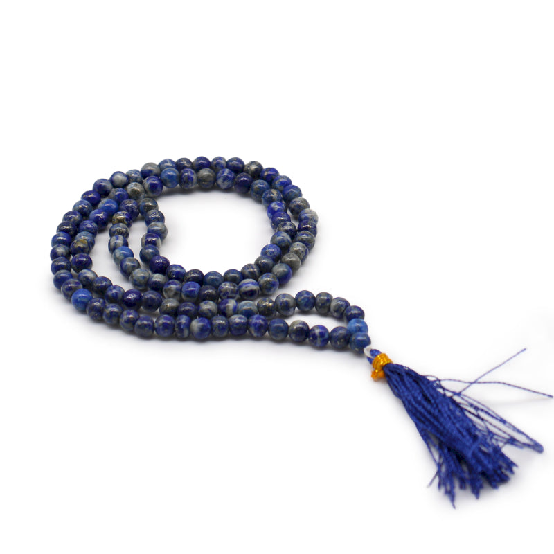 mala composé de 108 perles naturelles, soigneusement sélectionnées pour leur teinte bleu intense. Symbole de sagesse, d’intuition et de vérité intérieure, le lapis lazuli est reconnu pour favoriser la clarté mentale, stimuler la créativité et renforcer la communication.