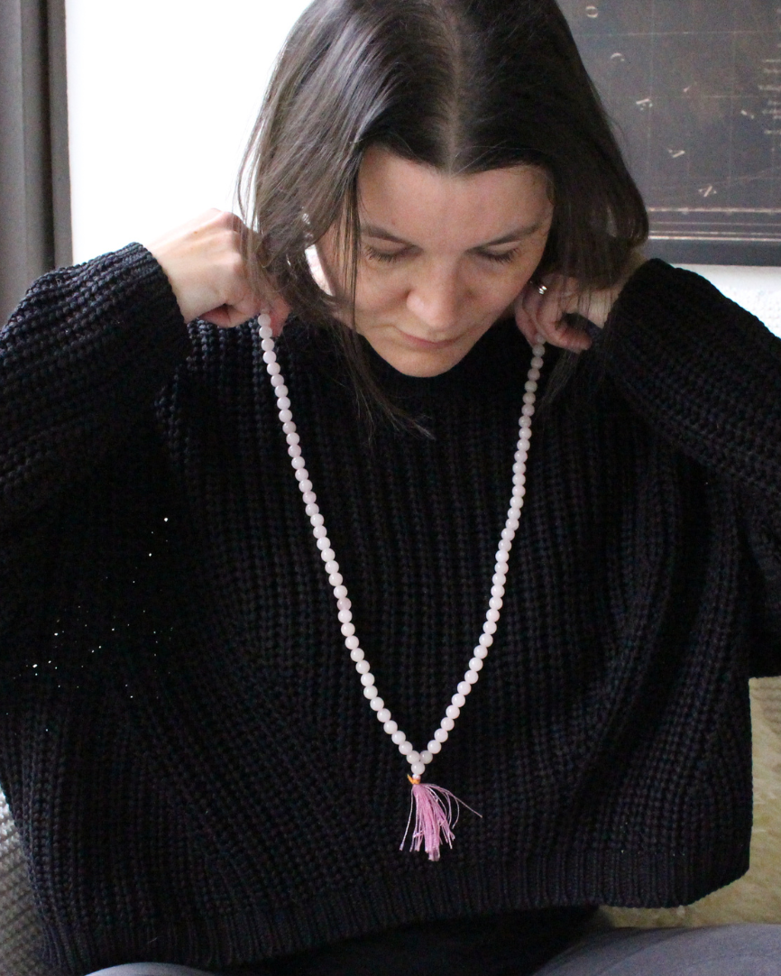 mala composé de 108 perles naturelles, soigneusement sélectionnées pour leur teinte rose tendre et leur énergie d’harmonie. Symbole d’amour, de bienveillance et de guérison émotionnelle, le quartz rose est reconnu pour ouvrir le cœur, apaiser les tensions intérieures et favoriser une profonde paix affective.