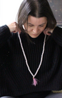 mala composé de 108 perles naturelles, soigneusement sélectionnées pour leur teinte rose tendre et leur énergie d’harmonie. Symbole d’amour, de bienveillance et de guérison émotionnelle, le quartz rose est reconnu pour ouvrir le cœur, apaiser les tensions intérieures et favoriser une profonde paix affective.