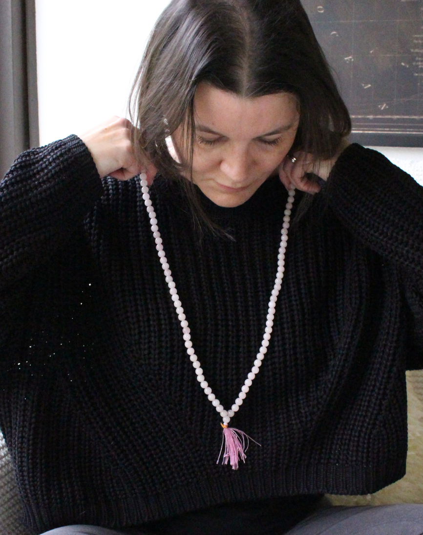 mala composé de 108 perles naturelles, soigneusement sélectionnées pour leur teinte rose tendre et leur énergie d’harmonie. Symbole d’amour, de bienveillance et de guérison émotionnelle, le quartz rose est reconnu pour ouvrir le cœur, apaiser les tensions intérieures et favoriser une profonde paix affective.