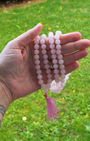 mala composé de 108 perles naturelles, soigneusement sélectionnées pour leur teinte rose tendre et leur énergie d’harmonie. Symbole d’amour, de bienveillance et de guérison émotionnelle, le quartz rose est reconnu pour ouvrir le cœur, apaiser les tensions intérieures et favoriser une profonde paix affective.