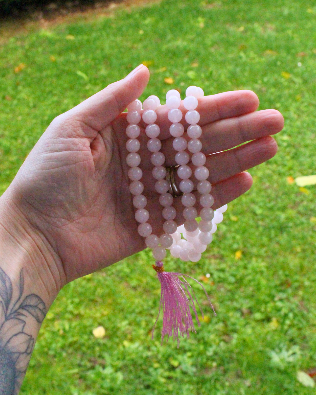 mala composé de 108 perles naturelles, soigneusement sélectionnées pour leur teinte rose tendre et leur énergie d’harmonie. Symbole d’amour, de bienveillance et de guérison émotionnelle, le quartz rose est reconnu pour ouvrir le cœur, apaiser les tensions intérieures et favoriser une profonde paix affective.