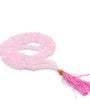 mala composé de 108 perles naturelles, soigneusement sélectionnées pour leur teinte rose tendre et leur énergie d’harmonie. Symbole d’amour, de bienveillance et de guérison émotionnelle, le quartz rose est reconnu pour ouvrir le cœur, apaiser les tensions intérieures et favoriser une profonde paix affective.