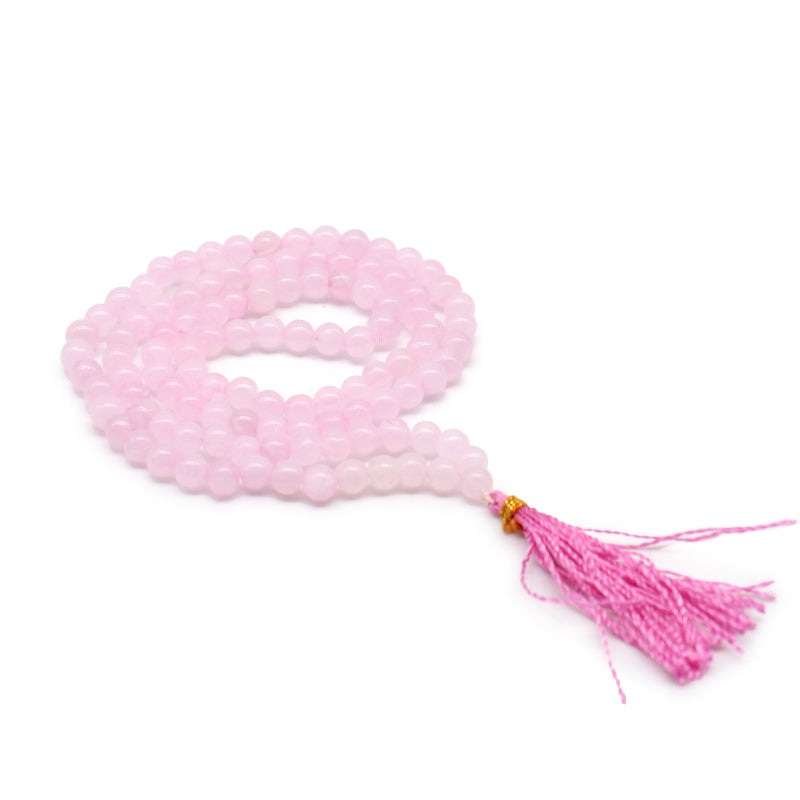 mala composé de 108 perles naturelles, soigneusement sélectionnées pour leur teinte rose tendre et leur énergie d’harmonie. Symbole d’amour, de bienveillance et de guérison émotionnelle, le quartz rose est reconnu pour ouvrir le cœur, apaiser les tensions intérieures et favoriser une profonde paix affective.