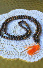 ce mala composé de 108 perles naturelles, soigneusement sélectionnées pour leurs reflets dorés et bruns, connus pour évoquer la puissance et la détermination. Symbole d’ancrage, de courage et de protection, l’Œil de Tigre est reconnu pour repousser les énergies négatives, renforcer la confiance en soi et favoriser la stabilité intérieure.