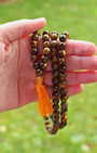 e mala composé de 108 perles naturelles, soigneusement sélectionnées pour leurs reflets dorés et bruns, connus pour évoquer la puissance et la détermination. Symbole d’ancrage, de courage et de protection, l’Œil de Tigre est reconnu pour repousser les énergies négatives, renforcer la confiance en soi et favoriser la stabilité intérieure.
