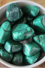 La malachite est une pierre aux nuances vertes profondes et aux motifs ondulés uniques. Très appréciée en lithothérapie, elle favorise la transformation personnelle et aide à libérer les émotions bloquées. Elle stimule et soutient le chakra du coeur. Pendant vos rituels ou méditations, la malachite aide à canaliser l’énergie vers  la libération émotionnelle et la transformation personnelle. Elle favorise le travail sur soi et la confiance pour accueillir le changement.