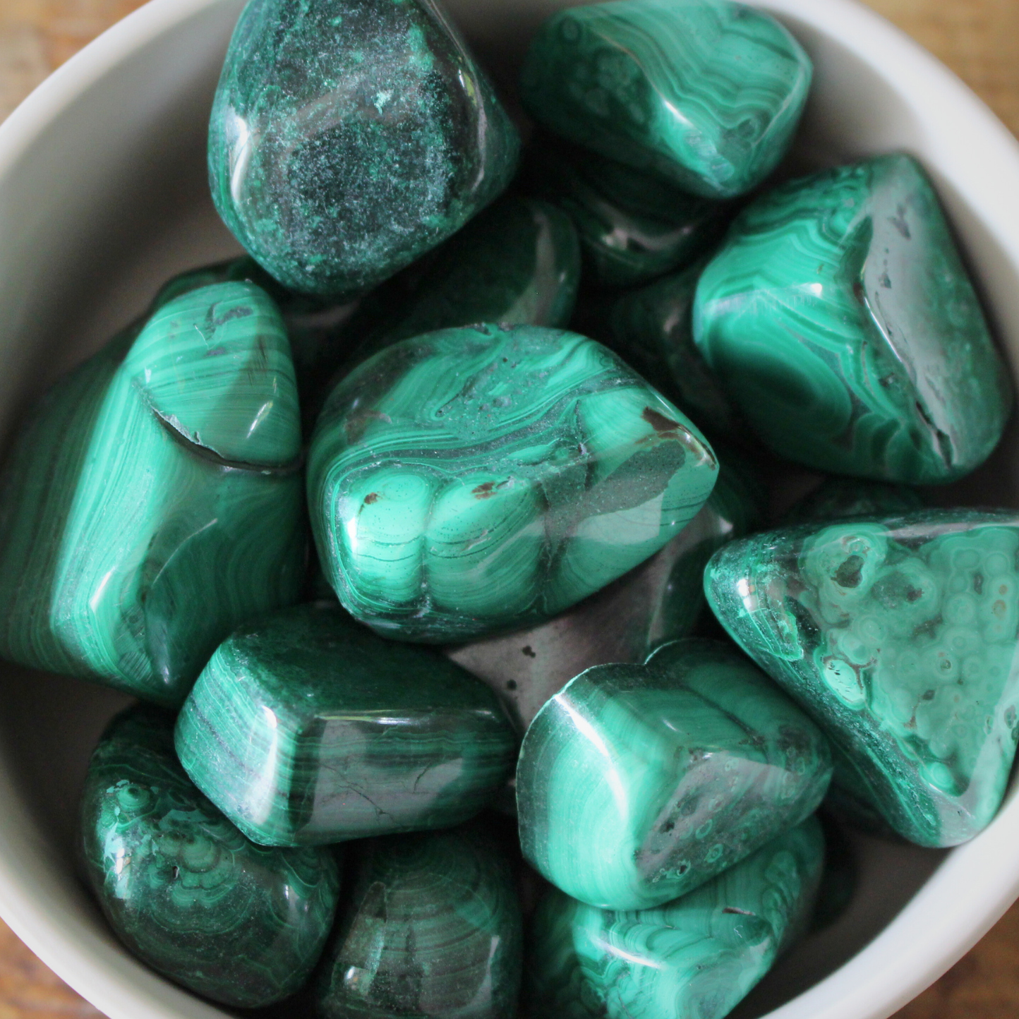 La malachite est une pierre aux nuances vertes profondes et aux motifs ondulés uniques. Très appréciée en lithothérapie, elle favorise la transformation personnelle et aide à libérer les émotions bloquées. Elle stimule et soutient le chakra du coeur. Pendant vos rituels ou méditations, la malachite aide à canaliser l’énergie vers  la libération émotionnelle et la transformation personnelle. Elle favorise le travail sur soi et la confiance pour accueillir le changement.