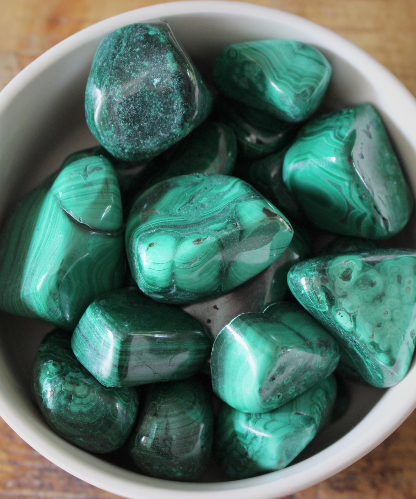 La malachite est une pierre aux nuances vertes profondes et aux motifs ondulés uniques. Très appréciée en lithothérapie, elle favorise la transformation personnelle et aide à libérer les émotions bloquées. Elle stimule et soutient le chakra du coeur. Pendant vos rituels ou méditations, la malachite aide à canaliser l’énergie vers  la libération émotionnelle et la transformation personnelle. Elle favorise le travail sur soi et la confiance pour accueillir le changement.