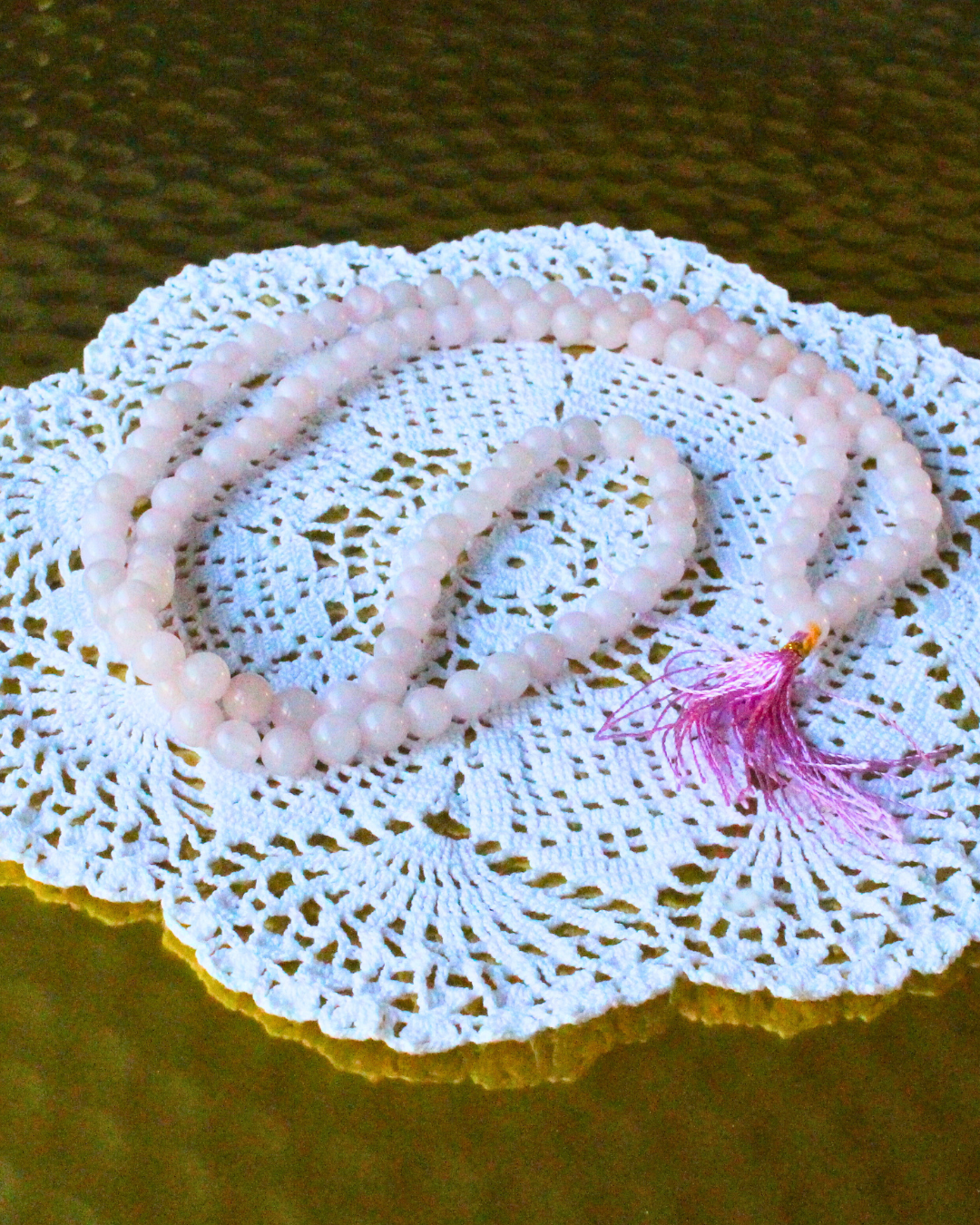 mala composé de 108 perles naturelles, soigneusement sélectionnées pour leur teinte rose tendre et leur énergie d’harmonie. Symbole d’amour, de bienveillance et de guérison émotionnelle, le quartz rose est reconnu pour ouvrir le cœur, apaiser les tensions intérieures et favoriser une profonde paix affective.